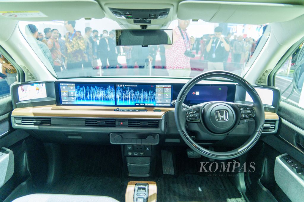 Interior kabin depan Honda e dengan teknologi elektrifikasi pada Gaikindo Indonesia International Auto Show (GIIAS) 2023 di ICE BSD City, Kabupaten Tangerang, Banten, Rabu (16/8/2023).