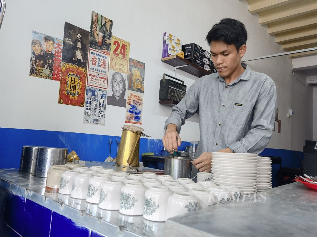 Barista kedai Kopihyang di kawasan Jalan Selaparang, Cakranegara, Kota Mataram, Nusa Tenggara Barat, menyiapkan kopi susu tarik untuk konsumen yang datang ke sana pada Sabtu (20/10/2022).