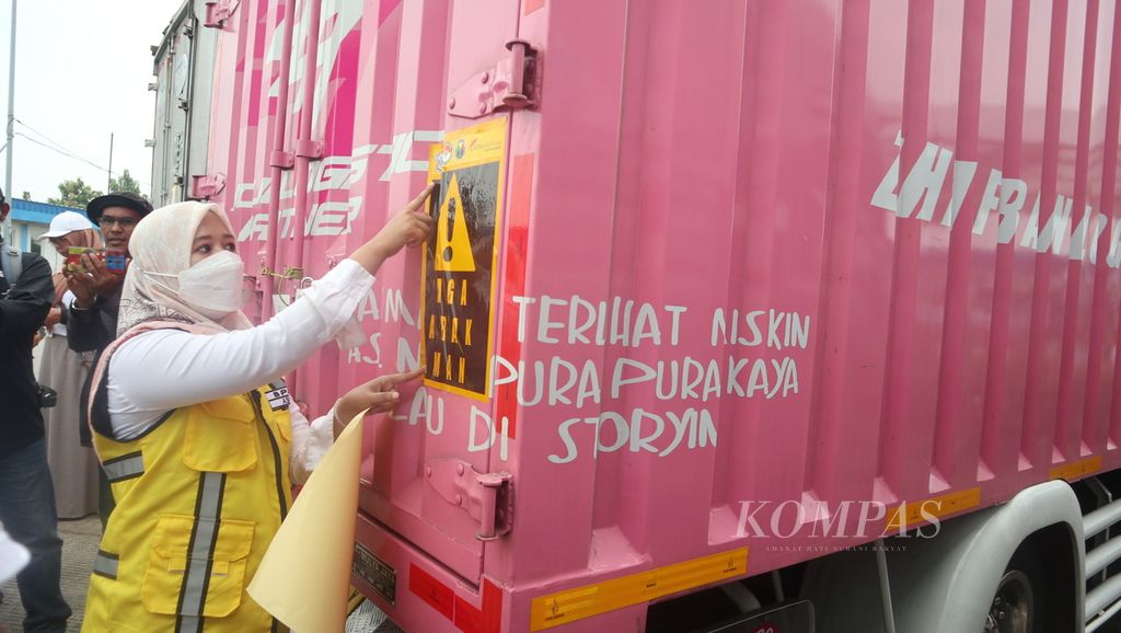 Petugas menempelkan stiker bertuliskan Jaga Jarak Aman dalam kampanye keselamatan berkendara di Rest Area KM 166, Kabupaten Majalengka, Jawa Barat, Kamis (29/9/2022). 