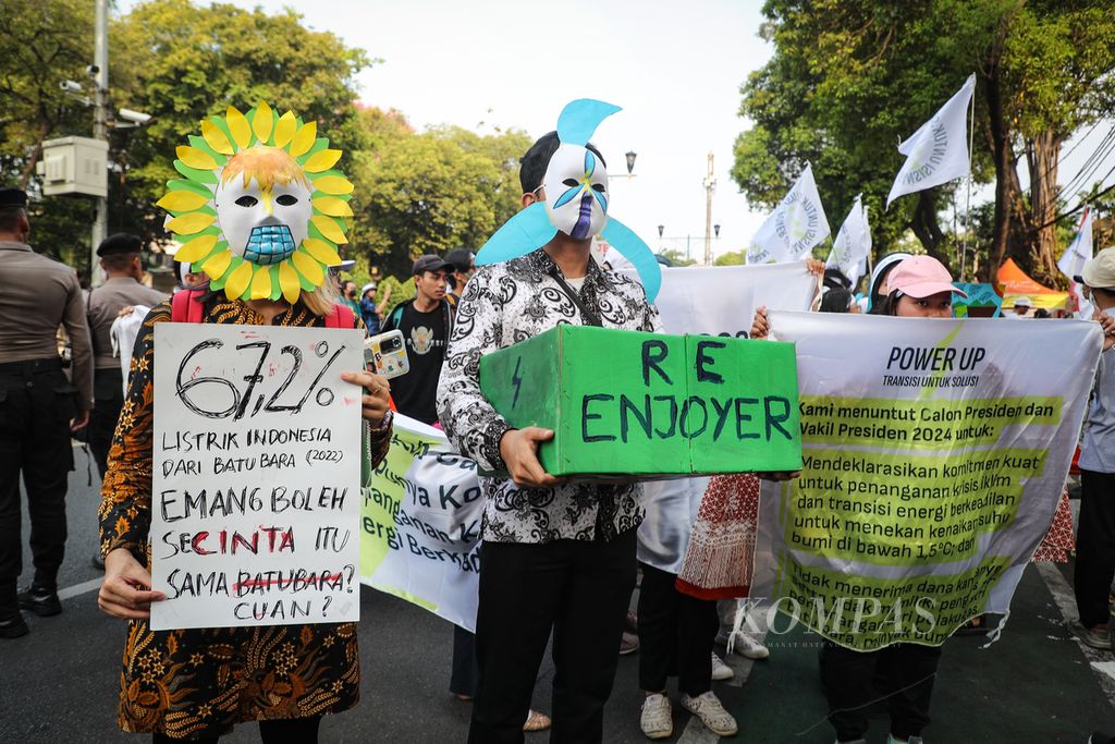 Peserta aksi "Power Up" memakai topeng dan membawa berbagai atribut aksi di depan Kantor KPU, Jakarta, Jumat (3/11/2023). Aksi "Power Up" mendesak tiga calon presiden (capres) untuk mendeklarasikan komitmen yang kuat dalam penanganan krisis iklim dan transisi energi. 
