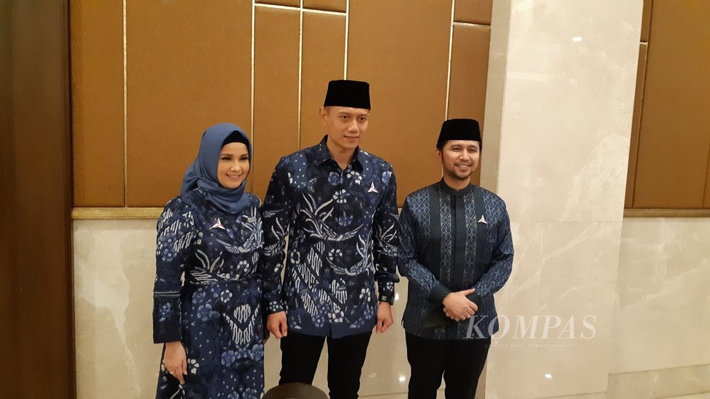 Ketua Umum Partai Demokrat Agus Harimurti Yudhoyono beserta sang istri, Annisa Pohan, berfoto bersama Wakil Gubernur Jawa Timur Emil Dardak seusai acara Silaturahmi dan Kontemplasi Partai Demokrat, Minggu (17/4/2022), di Jakarta.