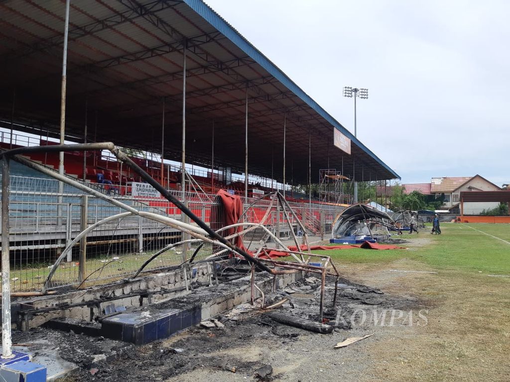 Pemandangan tribune di Stadion Dimurthala, Lampineung, Banda Aceh, Selasa (6/9/2022). Pertandingan antara Persiraja Banda Aceh dan PSMS Medan pada Senin (5/9/2022) malam gagal dilaksanakan karena lampu stadion tidak berfungsi. Penonton yang kecewa karena telah membeli tiket protes hingga membakar fasilitas stadion. 