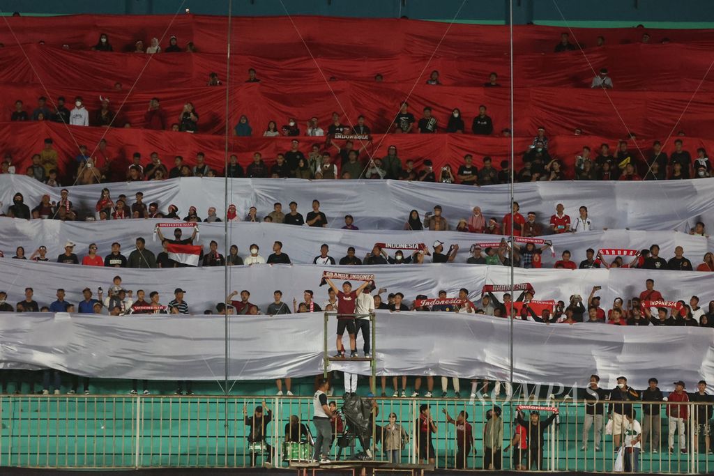 Ribuan penonton menyaksikan pertandinganIndonesia melawan Vietnam pada laga penyisihan grup Piala AFF U-16 2022 di Stadion Maguwoharjo, Sleman, Yogyakarta, Sabtu (6/8/2022). Indonesia menang dengan skor 2-1 dan akan bertemu Myanmar di semifinal. 