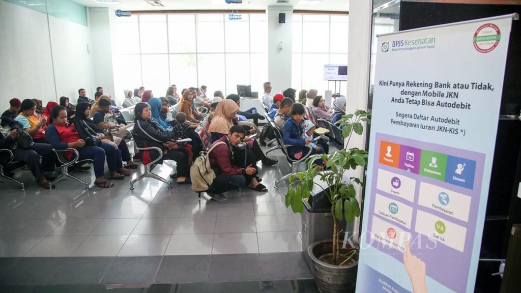 Suasana pengurusan iuran jaminan kesehatan di kantor Badan Penyelenggara Jaminan Sosial (BPJS) Kesehatan, Pancoran, Jakarta, Senin (4/11/2019). 