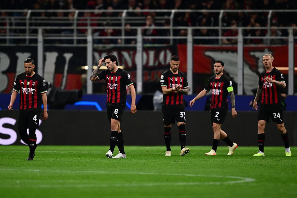 Ekspresi kekecewaan sejumlah pemain AC Milan setelah kemasukan gol pertama Inter Milan pada laga pertama semifinal Liga Champions Eropa, Kamis (11/5/2023) dini hari WIB, di Stadion San Siro, Milan. Tuan rumah Milan kalah, 0-2.