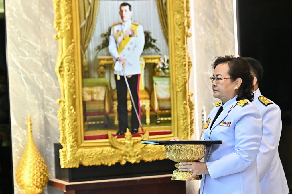 Seorang petugas membawa dokumen persetujuan dari Raja Thailand Maha Vajiralongkorn untuk menunjuk Srettha Thavisin sebagai perdana menteri yang baru saat upacara kerajaan di markas pusat Partai Pheu Thai di Bangkok, 23 Agustus 2023. 