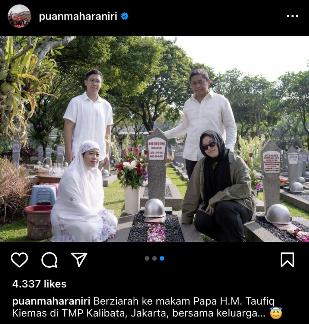 Ketua DPP PDI-P Puan Maharani bersama keluarganya saat nyekar ke makam sang ayah, Taufiq Kiemas, di TMP Kalibata, Jakarta, Sabtu (22/4/2023).