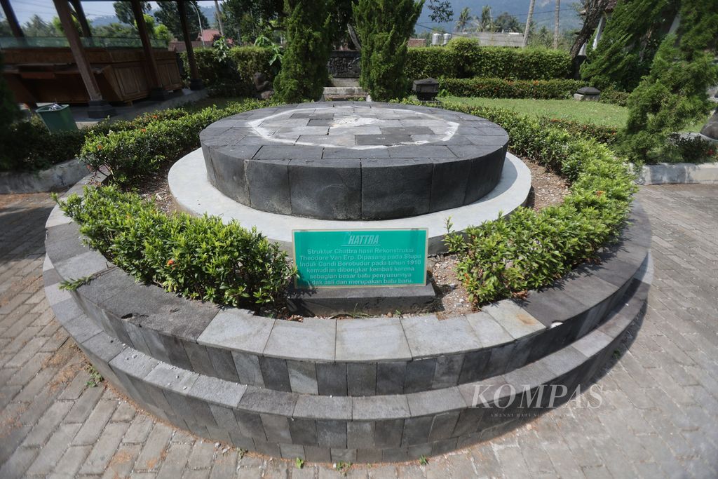 Batu landasan yang sebelumnya digunakan untuk meletakkan catra di halaman kantor Museum dan Cagar Budaya Warisan Dunia Borobudur, kompleks Candi Borobudur, Magelang, Jawa Tengah, Kamis (12/9/2024). 