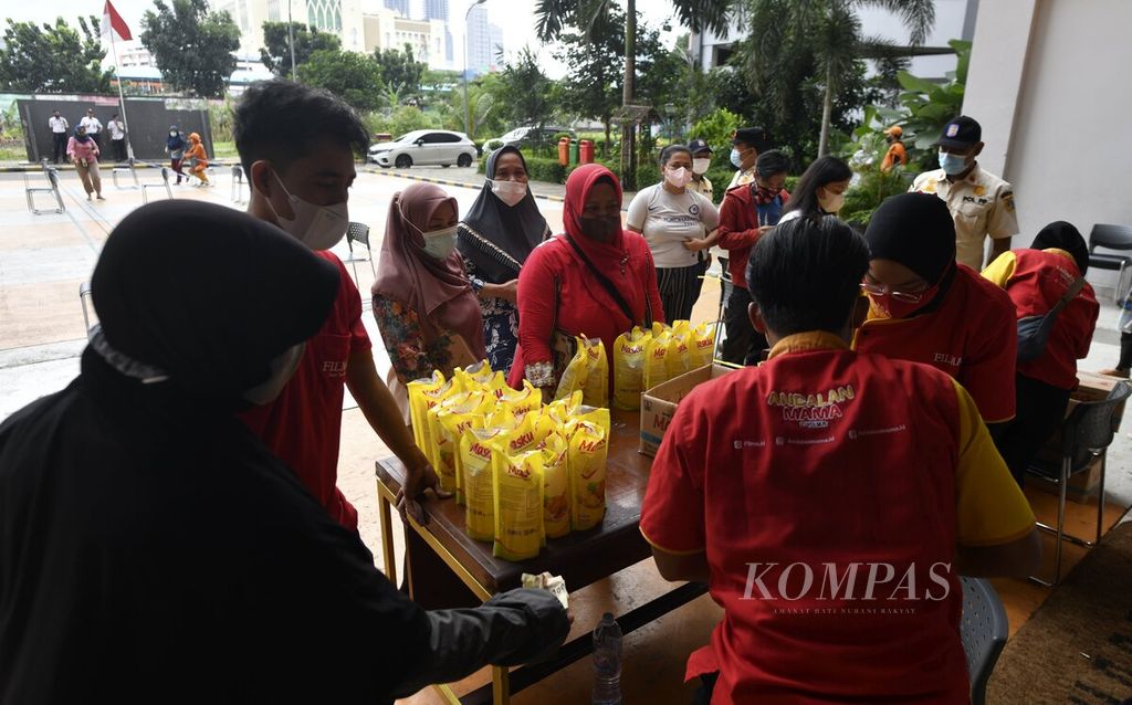Warga membeli minyak goreng kemasan yang dijual Rp 14.000 per liter di Rusunawa KS Tubun, Jakarta Barat, Rabu (19/1/2022). 
