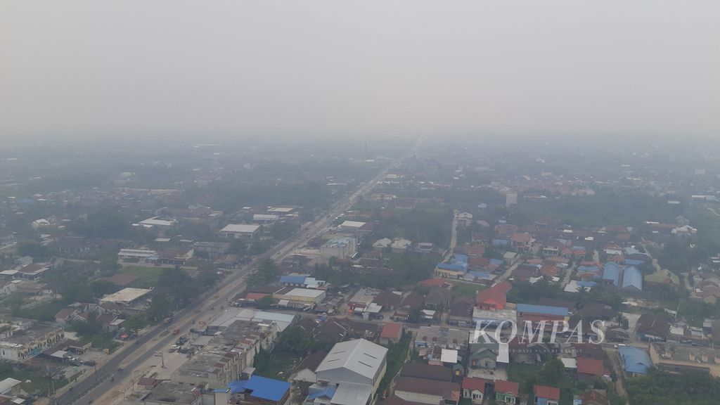 Suasana di Kota Palangkaraya pada Selasa (31/10/2023) siang yang diselimuti kabut asap tebal akibat kebakaran hutan dan lahan. Dua hari belakangan Kota Palangkaraya kembali diselimuti asap karhutla.