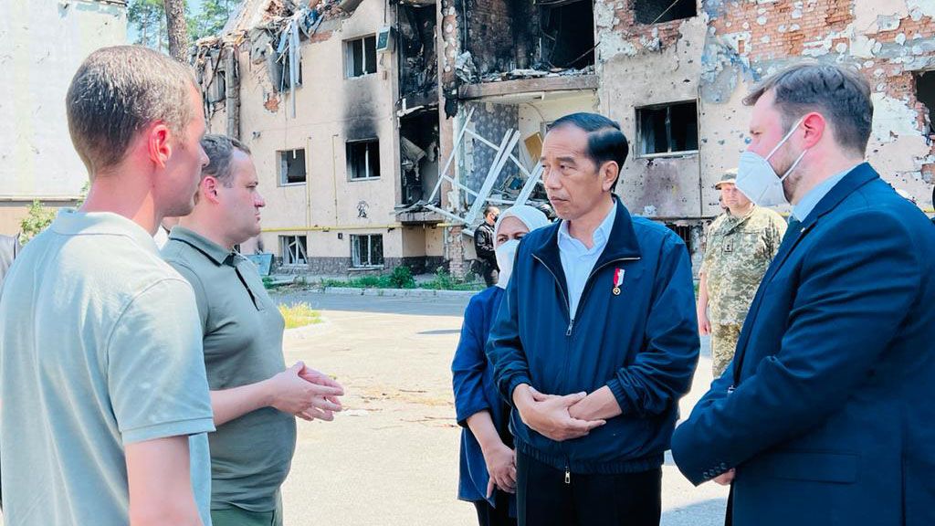 Presiden Joko Widodo bersama Nyonya Iriana mengunjungi kompleks Apartemen Lipky di kota Irpin, Ukraina, yang hancur karena serangan Rusia, Rabu (29/6/2022). Presiden didampingi Wali Kota Irpin Alexander Grigorovich Markushin. 