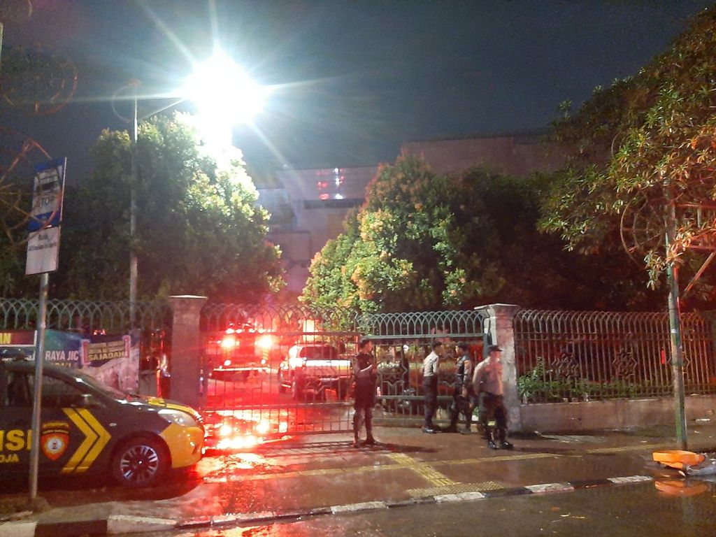 Polisi menjaga pintu masuk Masjid Islamic Center, Koja, Jakarta Utara, Rabu (19/10/2022).