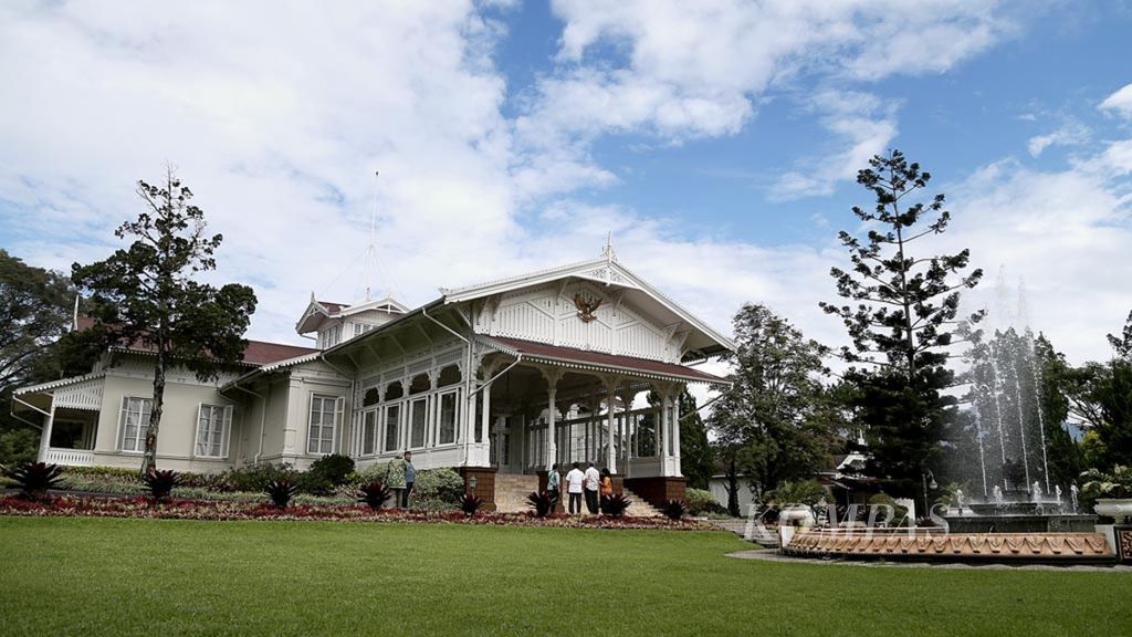 Istana Presiden di Cipanas, Kabupaten Cianjur, Jawa Barat, yang dibangun pada tahun 1742 dan tempat berlibur Gubernur Jenderal Hindia Belanda Gustaaf Willem Baron van Imhoff, 12 April. 