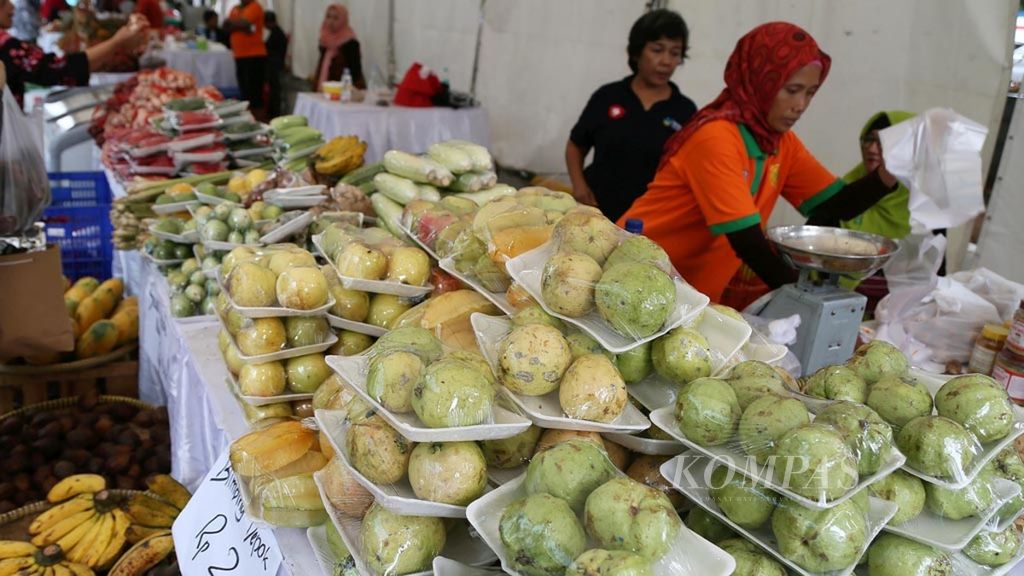 Aneka buah dan sayuran segar dijual pada bazar yang digelar di halaman Kementerian Kesehatan, Jakarta, Jumat (25/1/2019). 