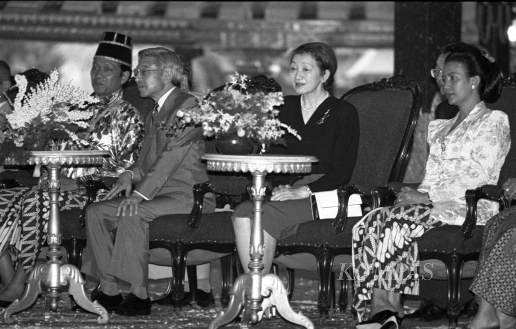 Kaisar Akihito bersama Sultan Hamengku Buwono X di Keraton Yogyakarta. Tampak juga Permaisuri Michiko dan Gusti Kanjeng Ratu Hemas.