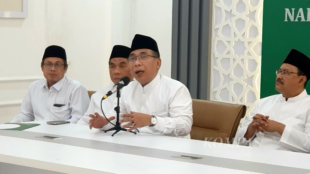 Ketua Umum Pengurus Besar Nahdlatul Ulama (PBNU) Yahya Cholil Staquf (kedua dari kanan) menyampaikan rencana PBNU mengajukan izin usaha tambang dalam jumpa pers di Kantor PBNU, Kramat Raya, Jakarta Pusat, Kamis (6/6/2024).