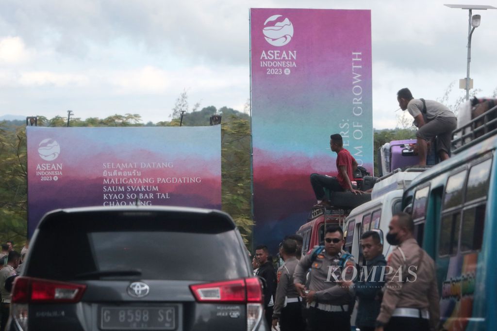 Pekerja menata koper milik penumpang yang baru turun dari pesawat di Bandara Komodo, Kabupaten Manggarai Barat, Nusa Tenggara Timur, Jumat (5/5/2023). Panitia, petugas keamanan, awak media, maupun petugas pendukung KTT Ke-42 ASEAN mulai berdatangan di Labuan Bajo. 