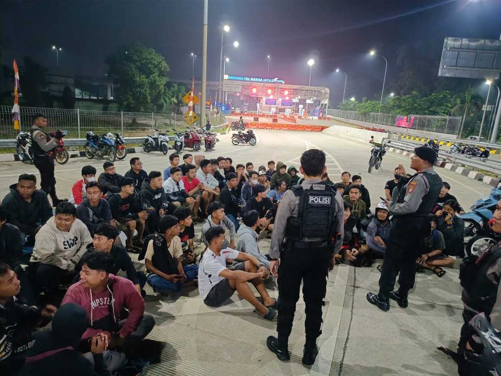 Tim 2 Patroli Perintis Presisi Polres Metro Bekasi Kota mengamankan puluhan remaja yang bakal terlibat balap liar di dekat pintu masuk Gerbang Tol Marga Jaya 2, Kota Bekasi. Kamis (23/3/2023) dini hari.