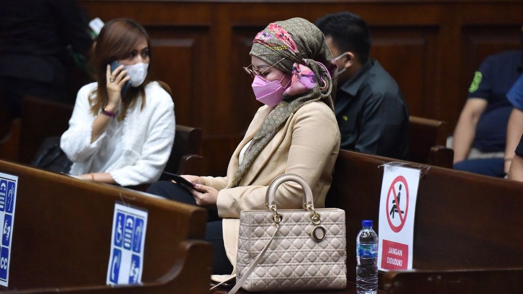 Istri mantan Menteri Kelautan dan Perikanan (KKP) Edhy Prabowo, Iis Rosita Dewi, menunggu suaminya yang akan mengikuti sidang di Pengadilan Tipikor Jakarta, 8 Juni 2021. 