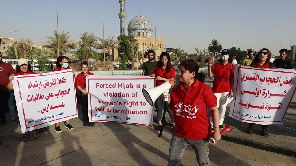 Aktivis feminis Irak berunjuk rasa di Lapangan al-Fardoss, Baghdad, Irak, Senin (26/9/2022) waktu setempat. Mereka berunjuk rasa sebagai bentuk solidaritas dengan para perempuan Iran setelah kematian Mahsa Amini.