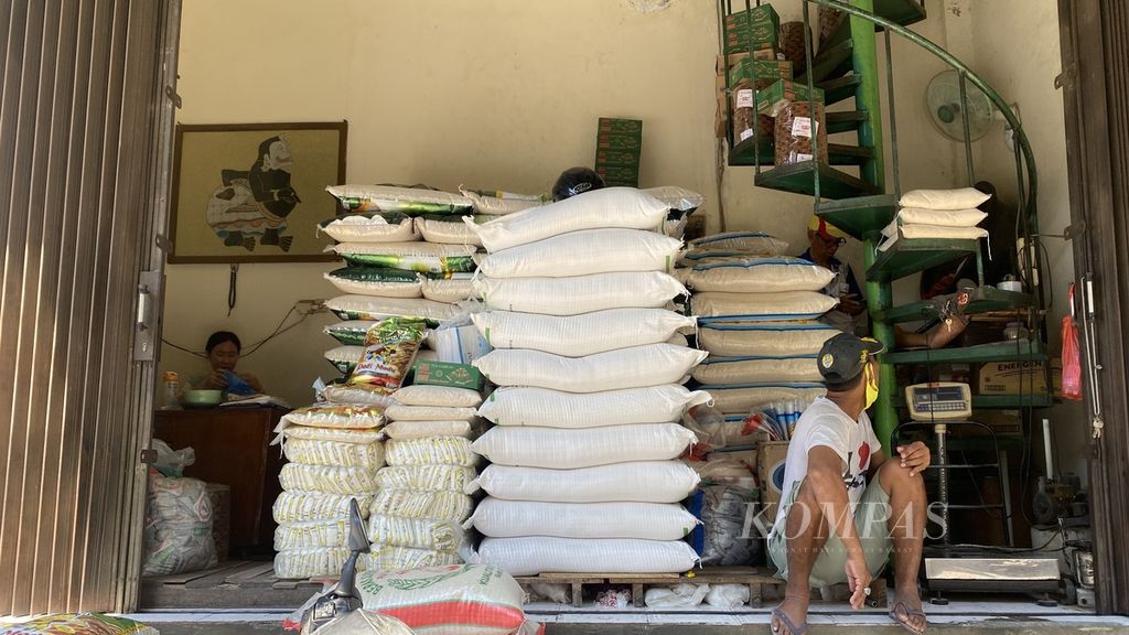 Suasana kios beras di Pasar Johar, Kota Semarang, Jawa Tengah, Jumat (1/9/2023). Pedagang menyebut harga beras sudah naik empat kali dalam sebulan. Kenaikan harga dipicu terbatasnya pasokan dari petani akibat kekeringan yang melanda sejumlah daerah di Jateng.
