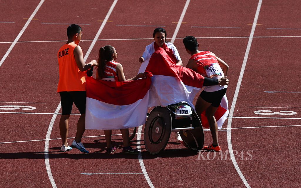 Selebrasi kemenangan atlet atletik Indonesia, Jaenal Arifin, Nanda Mei Sholihah, Susan Unggu, serta Saptoyogo Purnomo, yang mempersembahkan medali emas pada final nomor estafet campuran 4 x 100 meter klasifikasi T11-54 ASEAN Para Games 2022 di Stadion Manahan Surakarta, Jateng, Jumat (5/8/2022).
