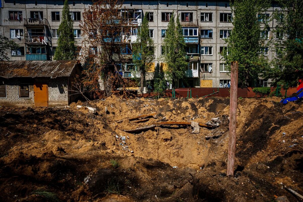 Sebuah foto menunjukkan bangunan tempat tinggal yang rusak setelah serangan rudal di Chasiv Yar dekat kota garis depan Bakhmut, wilayah Donetsk pada 3 Mei 2023. 