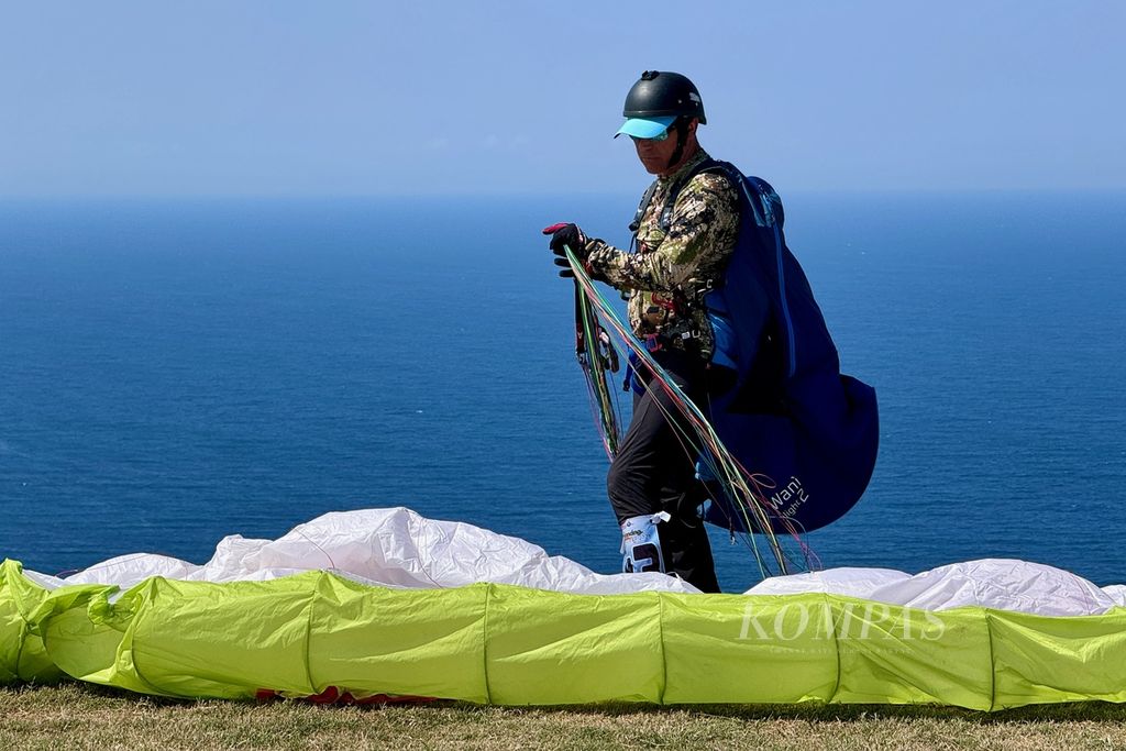 Adrian Dumitru (55) from Romania is preparing the parachute he will use in the International Paragliding Accuracy Championship (IPAC) 1st series 2024 in Sky Lancing Lombok, Mekarsari Village, West Praya District, Central Lombok, West Nusa Tenggara, on Saturday (11/5/2024).