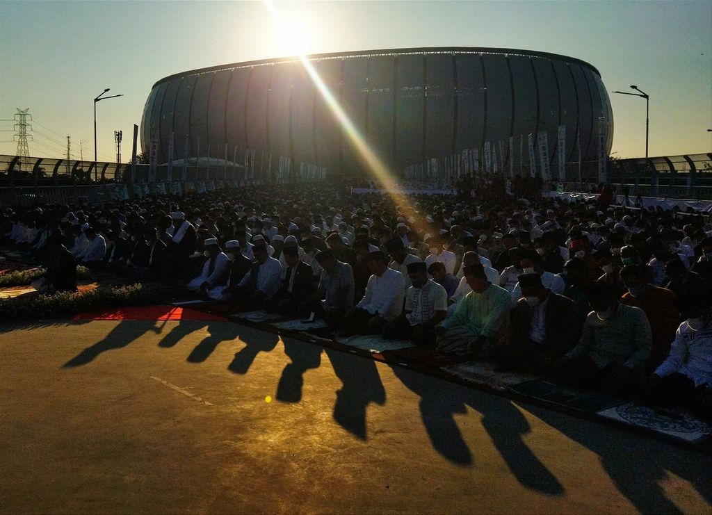Warga melaksanakan shalat Idul Adha di pelataran barat Jakarta International Stadium, Jakarta Utara, Minggu (10/7/2022).