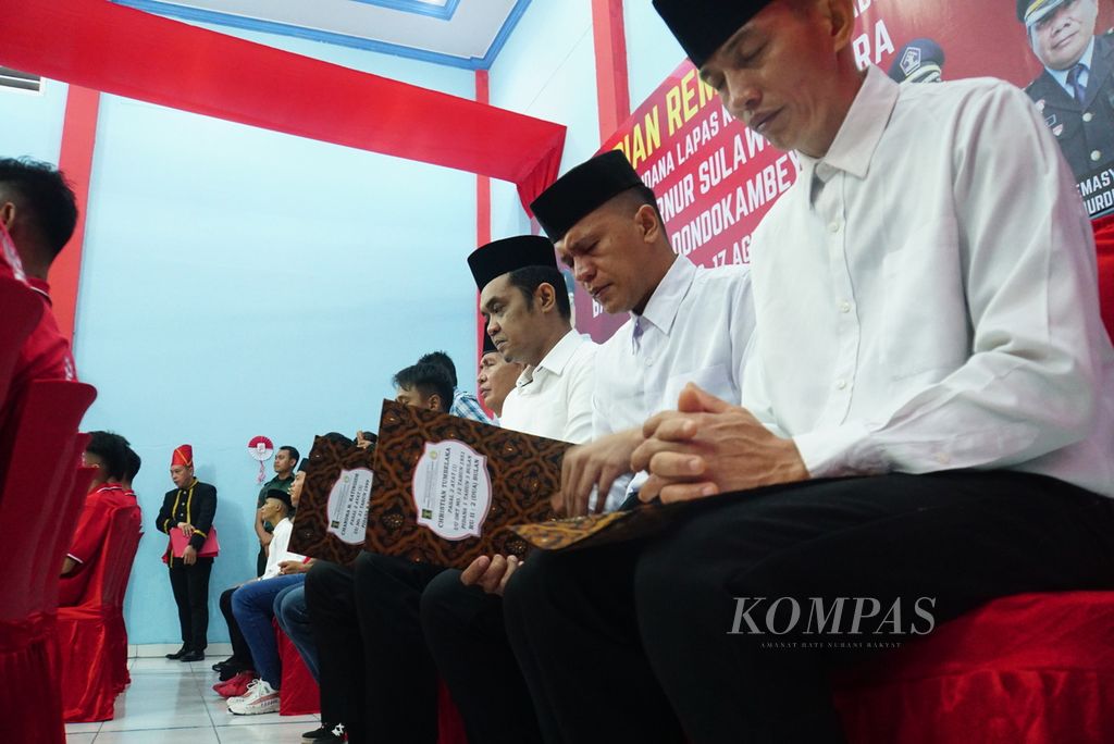 Para narapidana penerima remisi berdoa dalam seremoni pemberian remisi umum di Lembaga Pemasyarakatan Kelas IIA Manado, Sulawesi Utara, Kamis (17/8/2023).