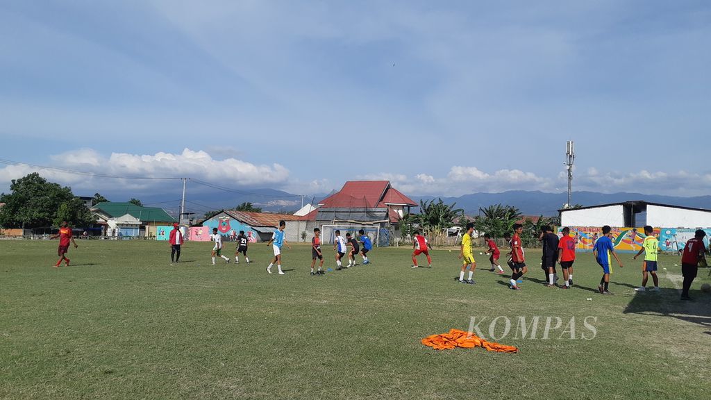 Peserta Sekolah Sepak Bola Beringin Putra, Kota Palu, Sulteng, Senin (24/1/2022), berlatih atletik sebelum berlatih bola. Banyak anak bergairah menjadi peserta sepak bola di Palu, Sulteng.