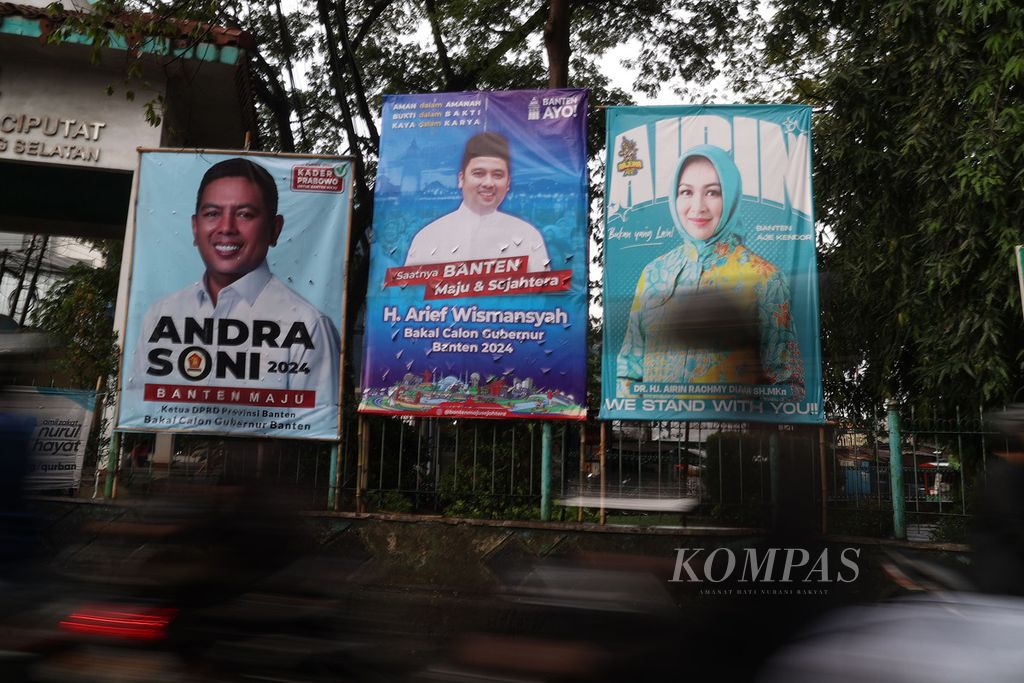 Baliho bergambar bakal calon gubernur Banten bertebaran di berbagai sudut wilayah, salah satunya di kawasan Ciputat, Tangerang Selatan, Banten, Rabu (12/6/2024). 