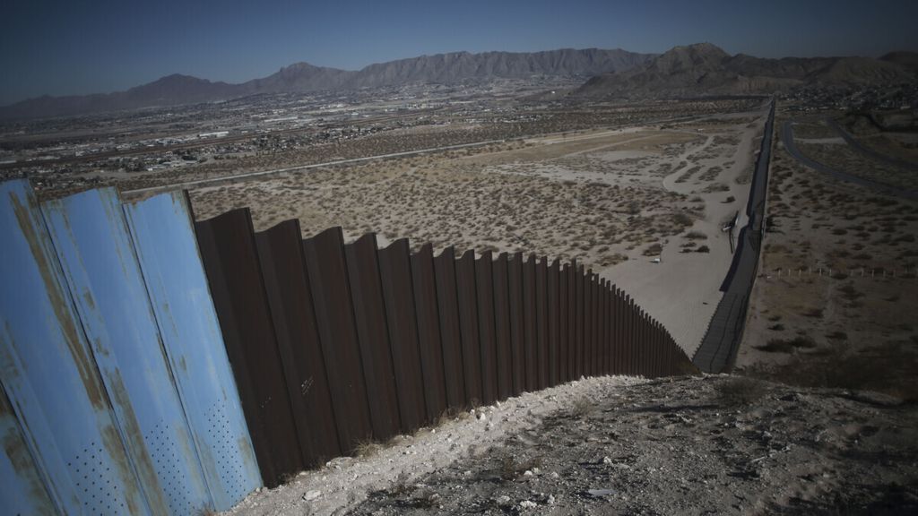 Sebagian tembok perbatasan lama Amerika-Meksiko di Ciudad Juarez, Meksiko, Rabu (13/1/2021). 