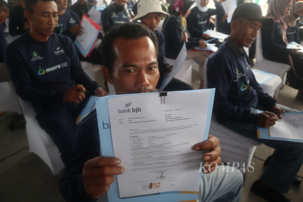 Sejumlah pelaku UMKM menunjukkan bukti akad kredit Bank BJB Mesra pada rangkaian acara Cycling de Jabar 2022 di Alun-alun Paamprokan, Kabupaten Pangandaran, Minggu (28/8/2022).