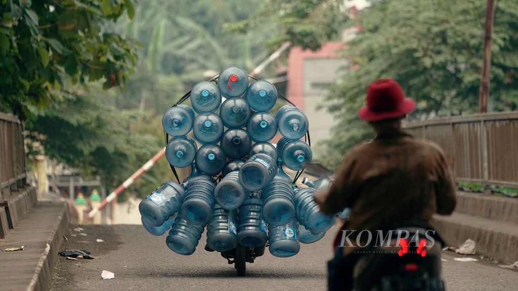 Warga membawa galon air untuk diisi ulang di Jatimulya, Kecamatan Tambun Selatan, Kabupaten Bekasi, Jawa Barat, Senin (6/6/2022). 
