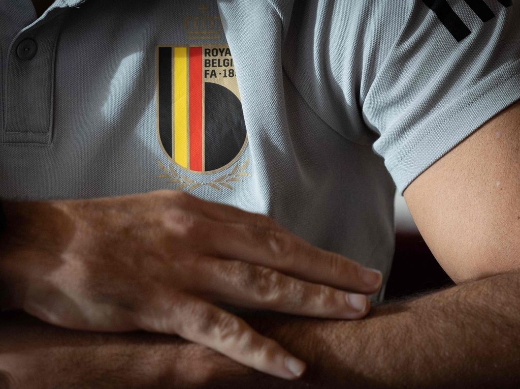 Logo Federasi Sepak Bola Belgia (RFBA) di kaus yang dikenakan pelatih tim nasional Belgia Roberto Martinez dalam wawancara di Tubize, Belgia, 27 Oktober 2022. 