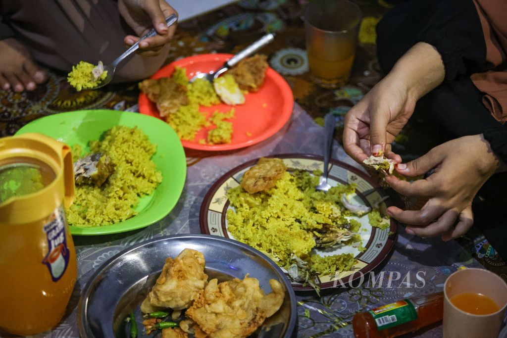 Keluarga pengungsi asal Irak menikmati hidangan buka puasa di rumahnya di kawasan Cilodong, Depok, Jawa Barat, Selasa (26/3/2024). 