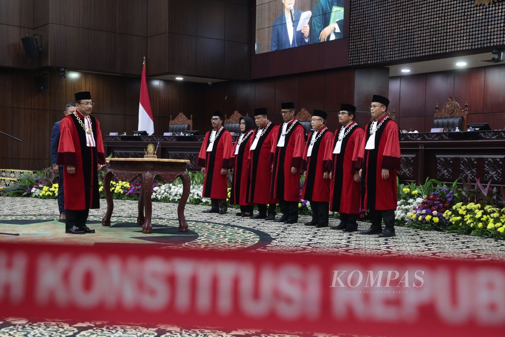 Hakim Konstitusi Suhartoyo (kiri) seusai mengucap sumpah saat dilantik menjadi Ketua Mahkamah Konstitusi (MK) periode 2023-2028 di Gedung MK, Jakarta, Senin (13/11/2023). Suhartoyo menggantikan Anwar Usman menjadi Ketua MK. 