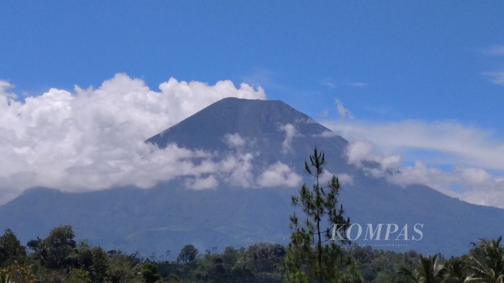 Badan Gunung Semeru terlihat dari daerah Kecamatan Ampelgading, Kabupaten Malang, Jawa Timur, Minggu (11/4/2021), saat kondisi cuaca cerah.