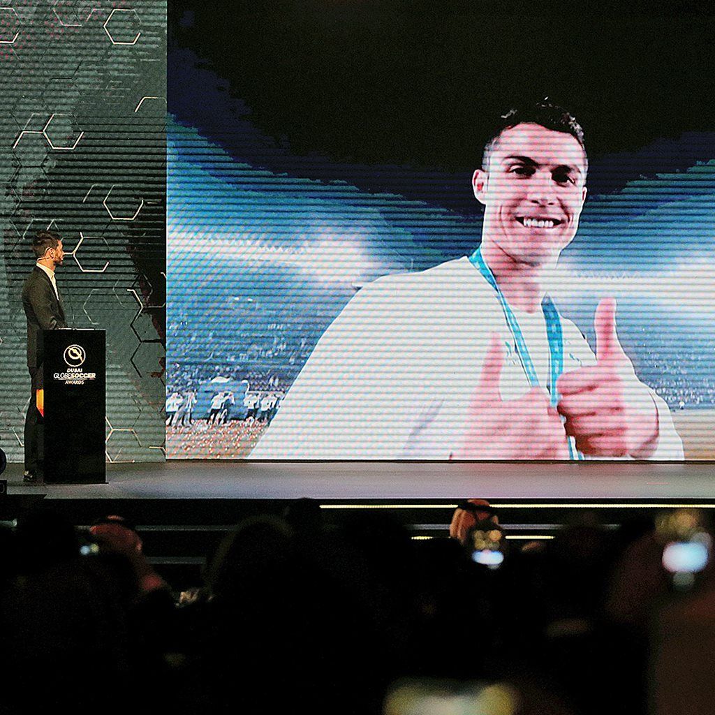 Sosok  Cristiano Ronaldo ditampilkan di layar setelah dia diumumkan meraih gelar Pemain Terbaik Globe Soccer di Madinat Jumeirah Resort, Dubai, Uni Emirat Arab, Kamis (28/12). Ini merupakan gelar keempat dan kedua beruntun bagi pemain serang Real Madrid dan tim nasional Portugal itu setelah 2011, 2014, dan 2016. 