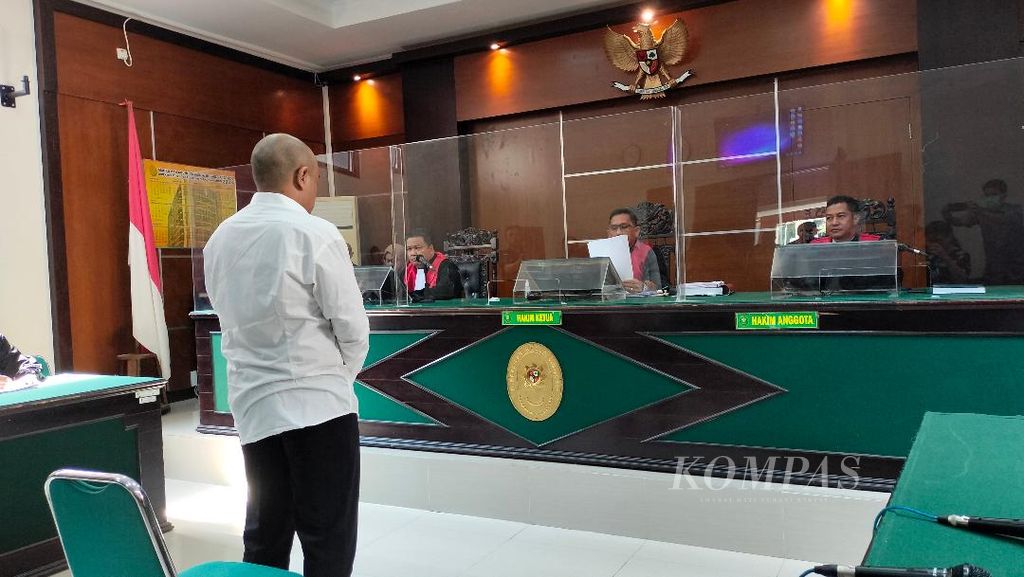 Terdakwa DDS mendengarkan putusan dari majelis hakim di Pengadilan Negeri Mungkid, Kabupaten Magelang, Jawa Tengah, Kamis (8/6/2023).