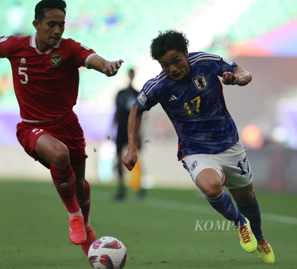 Pemain Indonesia, Rizky Ridho (kiri), menempel ketat pemain Jepang, Reo Hatate, pada pertandingan penyisihan terakhir Grup D Piala Asia 2023 di Stadion Al Thumama, Doha, Qatar, Rabu (24/1/2024). 
