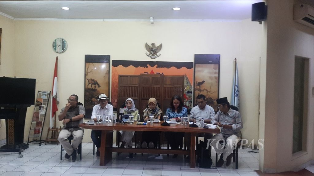 Suasana diskusi ”Kampanye Gaya Bebas, Demokrasi Terjun Bebas” di Jakarta, Selasa (25/7/2023).