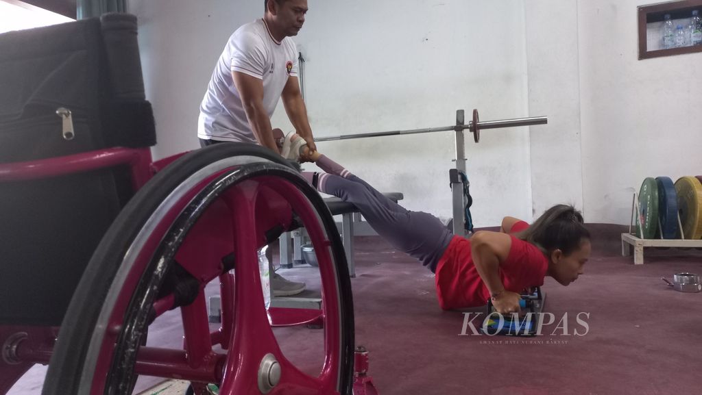 Lifter difabel kelas 41 kilogram, Ni Nengah Widiasih, berlatih di Hotel Kusuma Sahid Prince, Surakarta, Jawa Tengah, Jumat (2/8/2024), untuk persiapan Paralimpiade Paris 2024. Para lifter difabel putri akan menghadapi persaingan ketat di Paris.