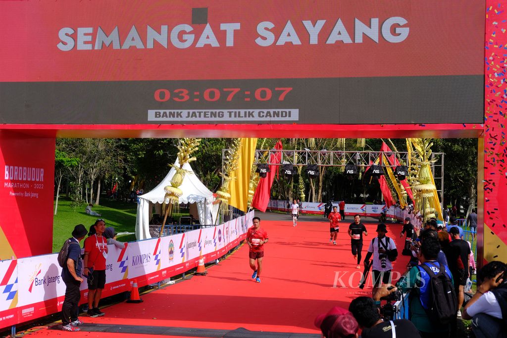 Para pelari Tilik Candi Borobudur Marathon 2022 Powered by Bank Jateng menjelang masuk finis di Taman Lumbini, kompleks Candi Borobudur, Magelang, Jawa Tengah, Minggu (12/11/2022). Sebanyak 4.552 pelari mengikuti lomba lari dengan jarak 21,097 kilometer atau separuh maraton. 