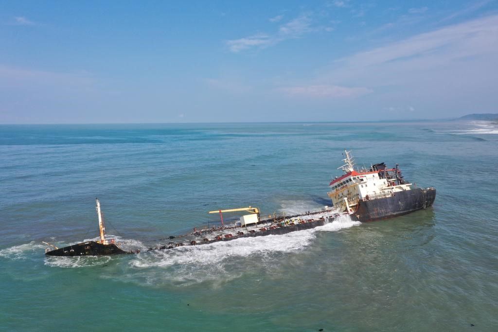 Kapal Tanker MT AASHI kandas di perairan Kabupaten Nias Utara, Sumatera Utara, Rabu (1/3/2023). Sudah tiga pekan kapal tersebut kandas dan menumpahkan muatan 1.900 ton aspal sehingga merusak ekosistem laut. 