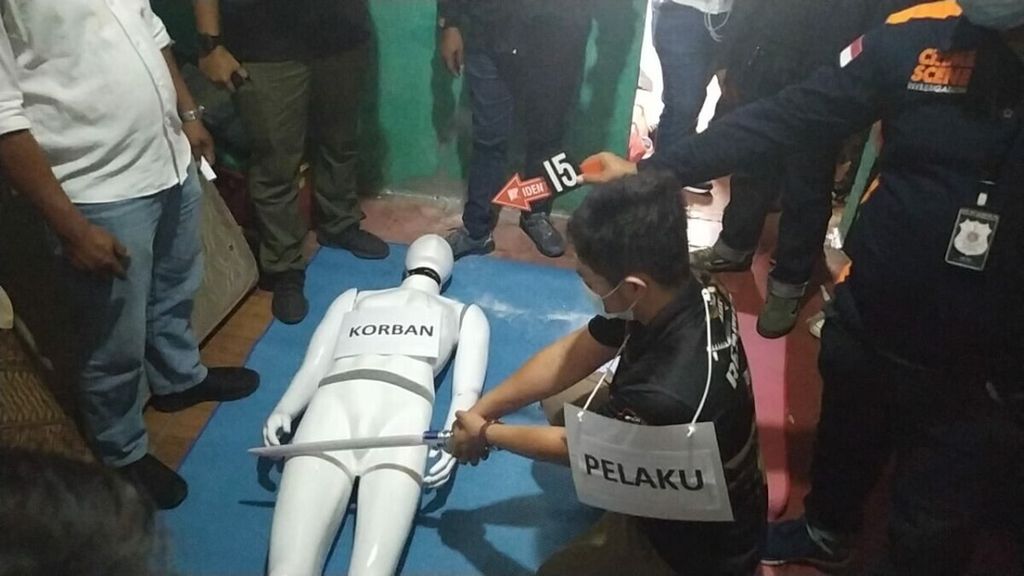 Personel Kepolisian Daerah Metro Jaya pada Rabu (16/12/2020) memeragakan pembunuhan disertai mutilasi yang dilakukan A (17) di rumahnya di Kayuringin Jaya, Kota Bekasi.