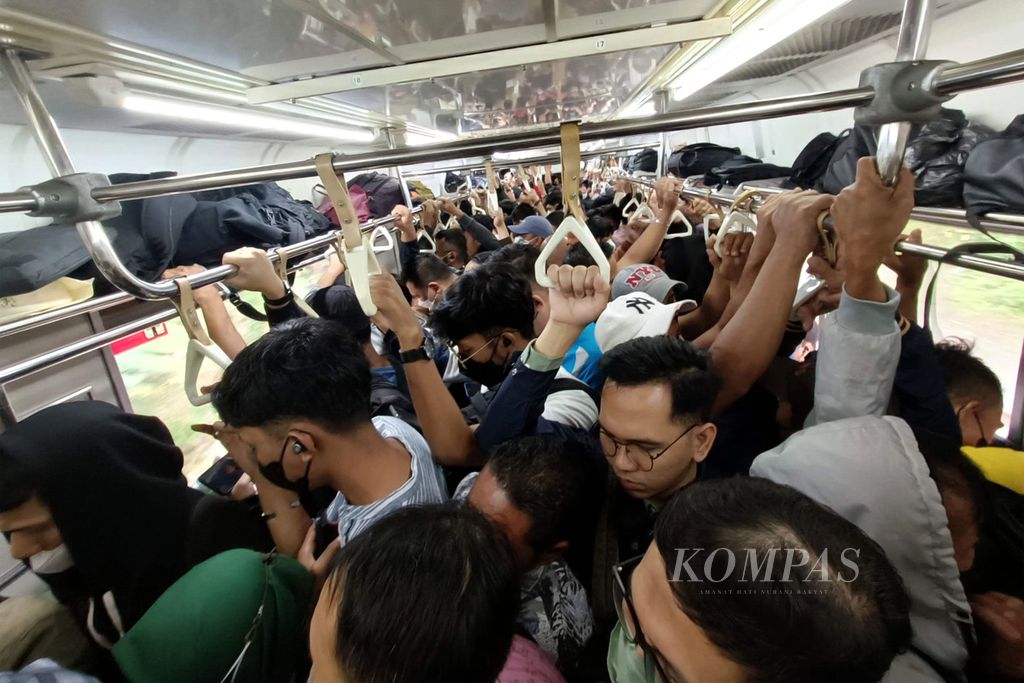 Kepadatan penumpang KRL <i>commuter line </i>dari stasiun awal Rangkas Bitung, Banten, tujuan Stasiun Tanah Abang, Jakarta, Senin (3/7/2023). 