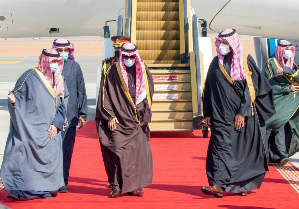 Putra Mahkota Arab Saudi Pangeran Mohammed bin Salman (kanan) menyambut kedatangan Emir Kuwait Nawaf al-Ahmad al-Jaber al-Sabah (tengah) menjelang KTT Dewan Kerja Sama Teluk (GCC) di kota Al-Ula, Arab Saudi barat laut, 5 Januari 2021. 