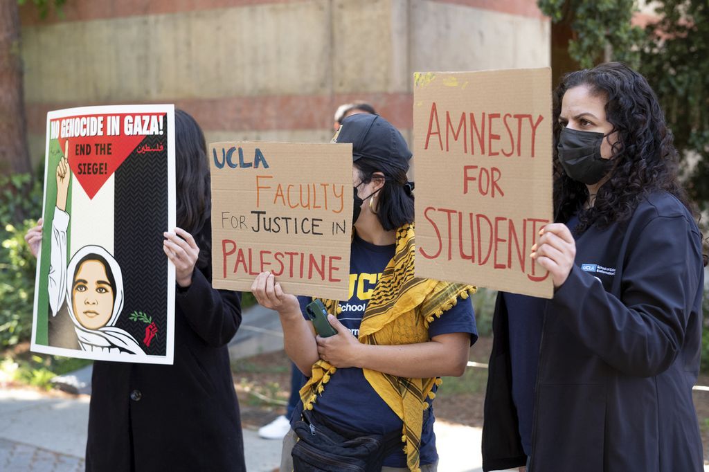 Sivitas akademika University of California Los Angeles (UCLA) mendukung mahasiswa yang memprotes perang Gaza dan tewasnya warga Palestina di Gaza di kampus UCLA, AS, pada Senin, 6 Mei 2024. Sejumlah mahasiswa pengunjuk rasa ditangkap Senin dini hari di tempat parkir UCLA karena melanggar jam malam di kampus. 
